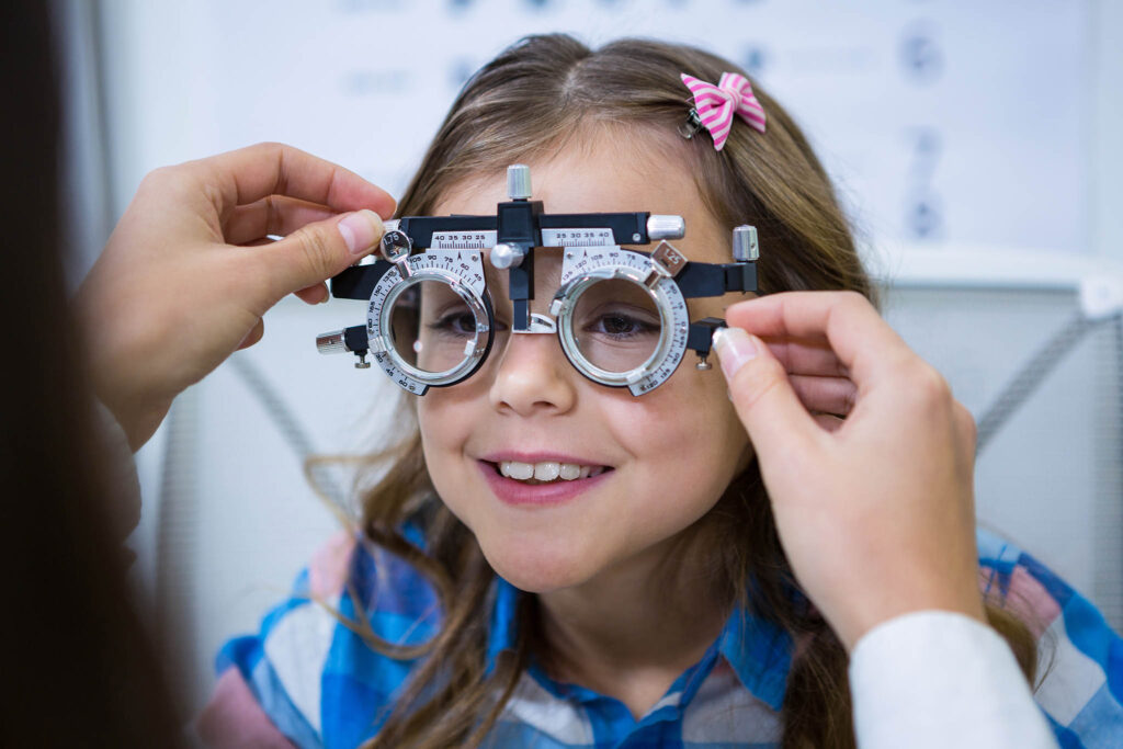 bambina effettua un controllo per stabilire se ha bisogno di occhiali da vista vicino e lontano